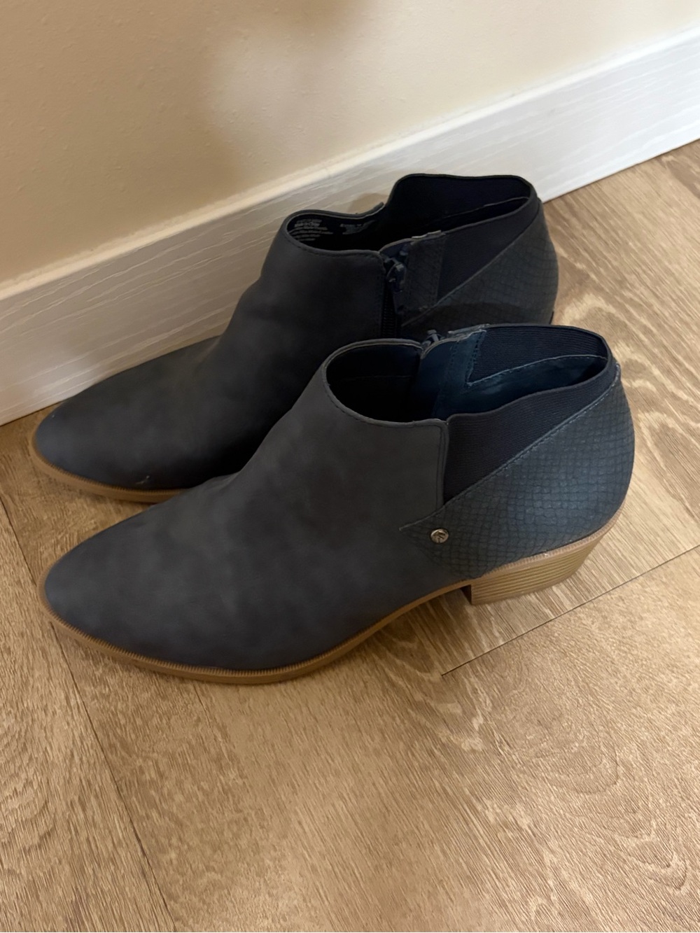Simply Vera Vera Wang Navy Ankle Booties | Size 10